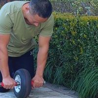 跪姿健腹轮效率低，站姿更优