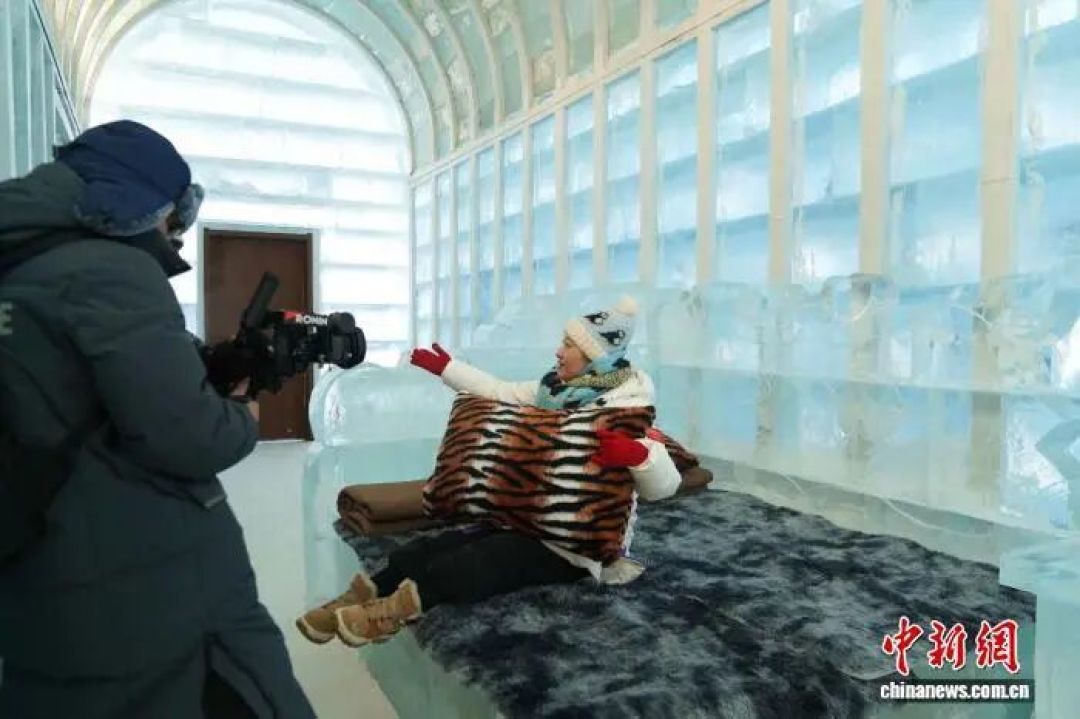 哈尔滨冰雪大世界“大寒不寒”:游客泡温泉、涮火锅