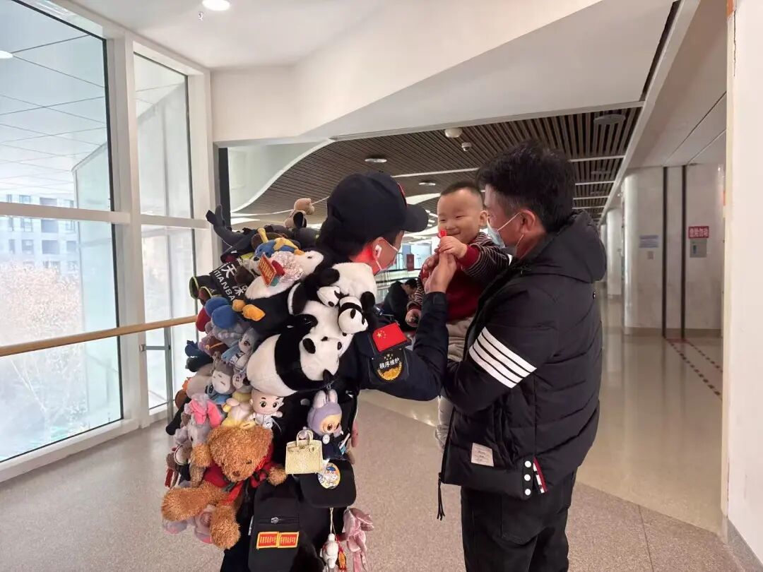 大连“玩具侠”爆火三年后,依然背满玩具守在医院