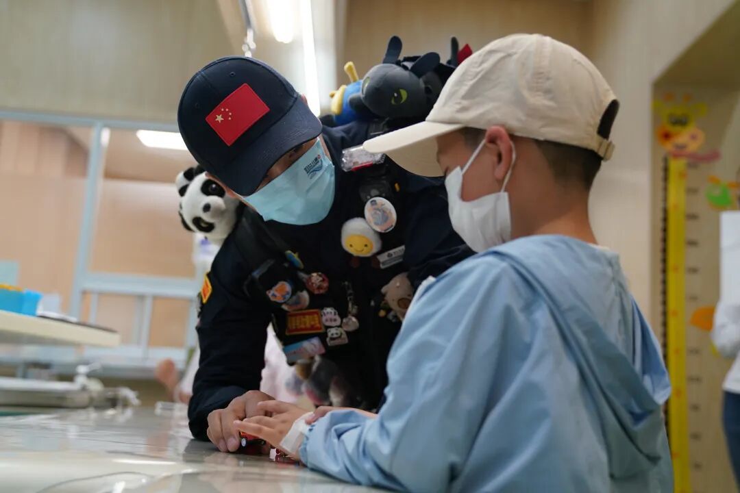 大连“玩具侠”爆火三年后,依然背满玩具守在医院