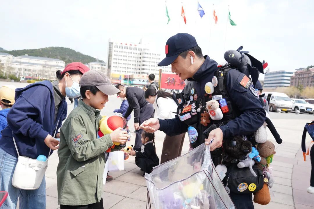 大连“玩具侠”爆火三年后,依然背满玩具守在医院