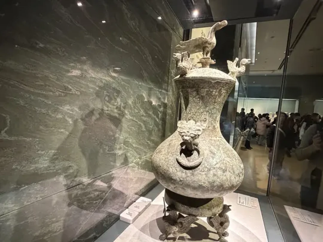 西汉墓里出土的战国宝贝 “立鸟壶”