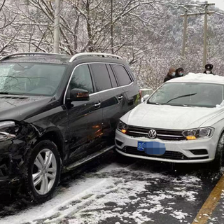 雪地“刹不住”时该直线刹还是先打方向躲？全网车主和教练意见完全对立？全网观点大PK