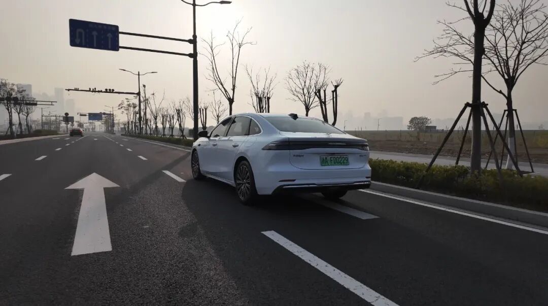 任贤齐都点赞的泊车黑科技！吉利银河A7深度试驾：2100km续航+智能座舱太圈粉