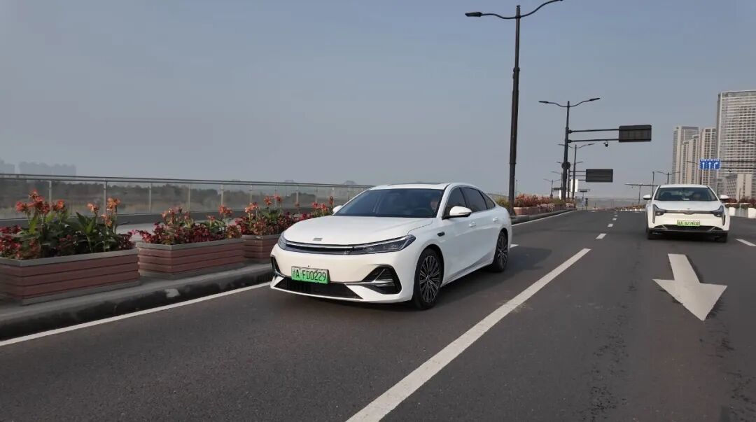 任贤齐都点赞的泊车黑科技！吉利银河A7深度试驾：2100km续航+智能座舱太圈粉