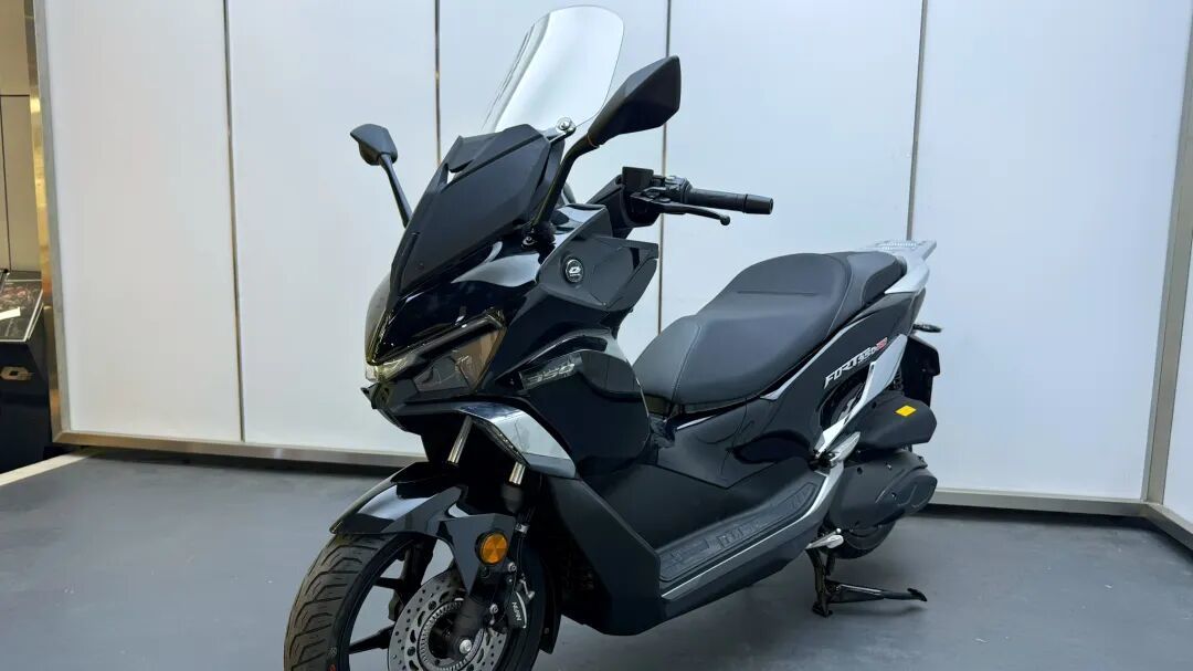 23999元的国产豪华休旅踏板标,QJMOTOR鸿350GS静态体验