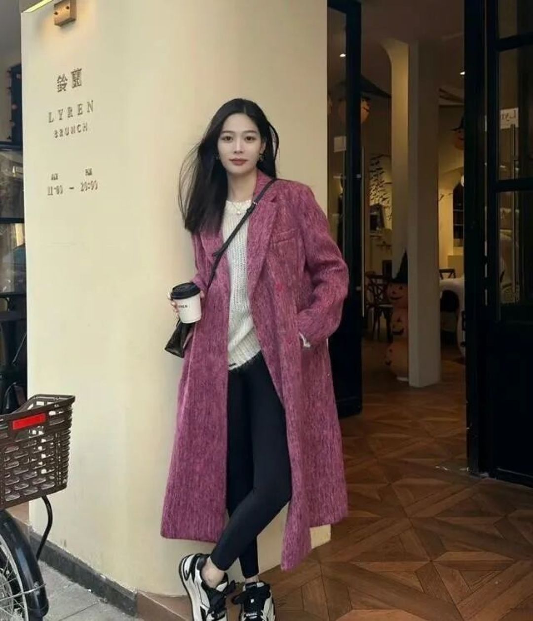 被杭州街拍惊艳了！满街都是“冬服+瑜伽裤”，洋气时髦又保暖