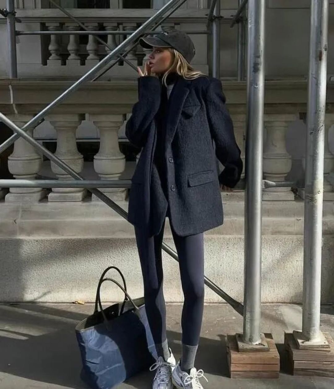 被杭州街拍惊艳了!满街都是“冬服+瑜伽裤”,洋气时髦又保暖