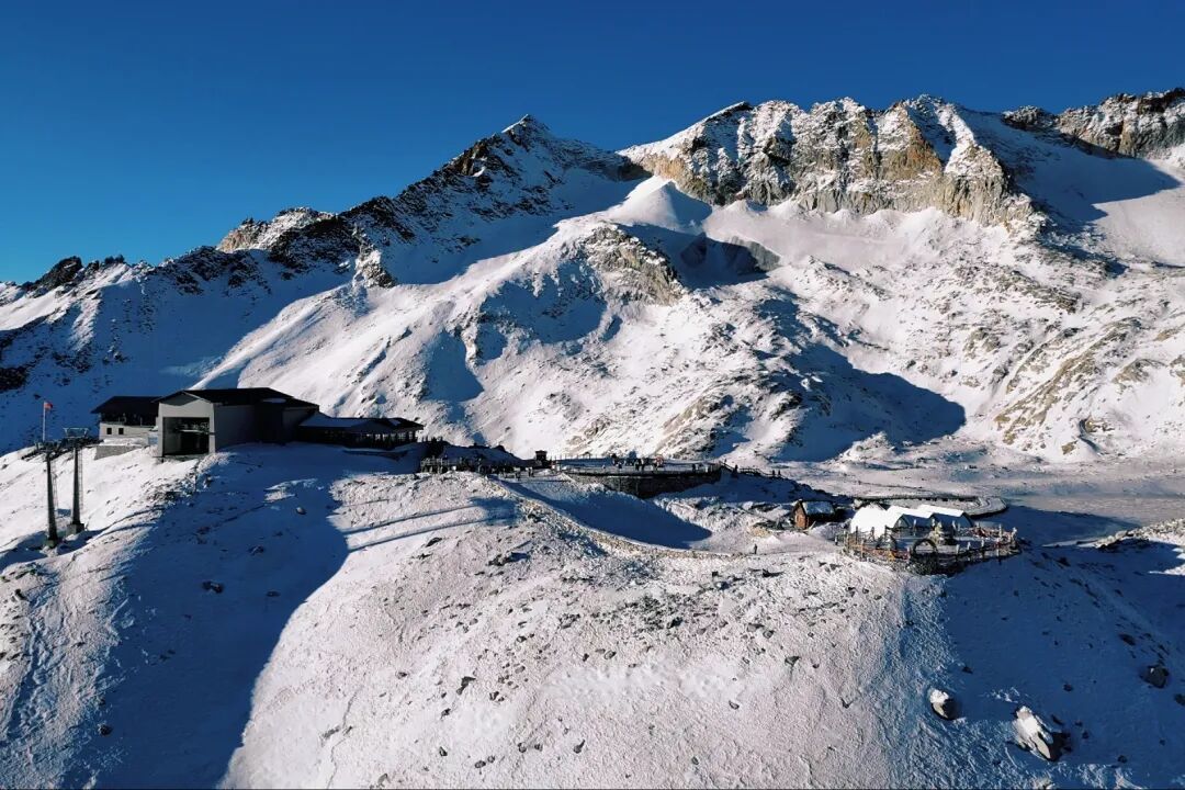 带娃解锁达古冰川|4860米云端玩雪、喂萌猴+红色研学,周末亲子游天花板!