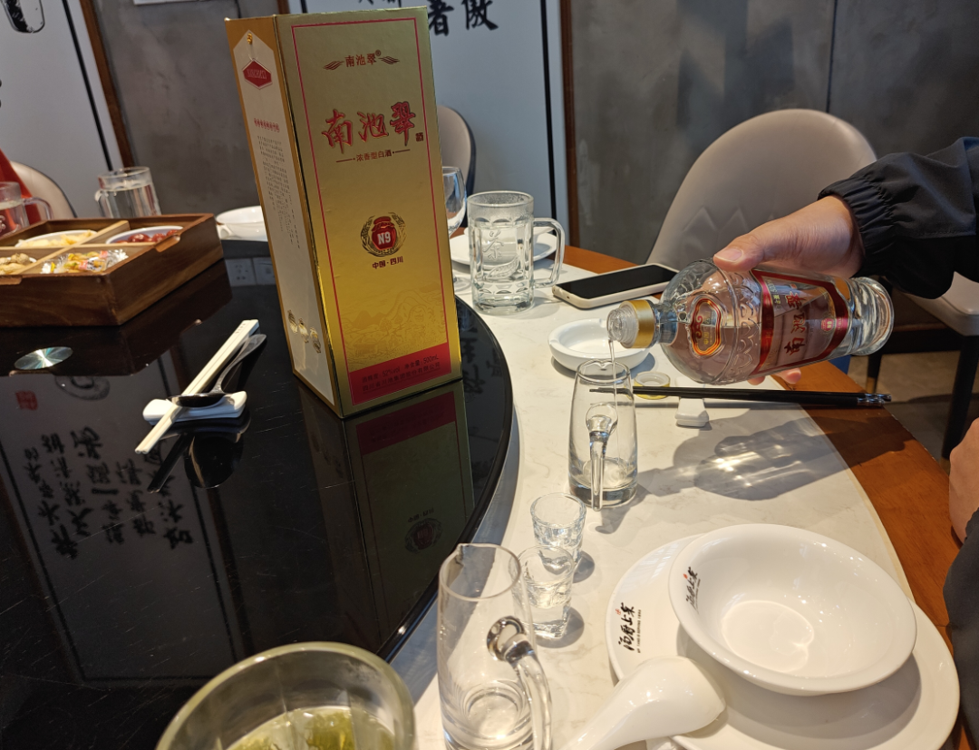 又一白酒在河南爆了，100%纯粮售价128元，不是仰韶、自由爱