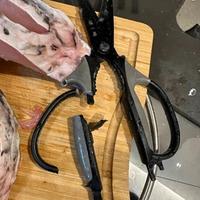 张小泉剪刀剪鲜鱼时，手柄突然断裂，当事人：以为是一体金属设计才买的；客服回应