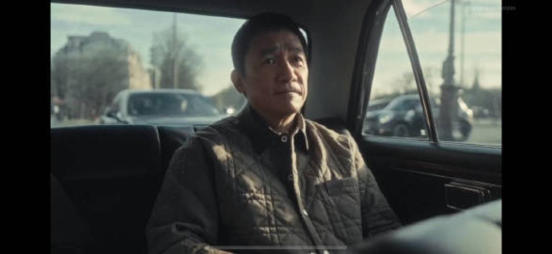 梁朝伟刘嘉玲巴黎看秀,影帝社恐式拘谨,全靠老婆Carry全场
