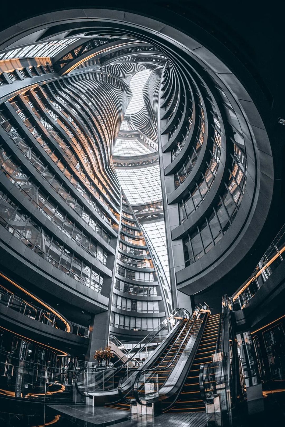 铭匠11mm f2.8试镜报告:当建筑化作漩涡,人像坠入梦境