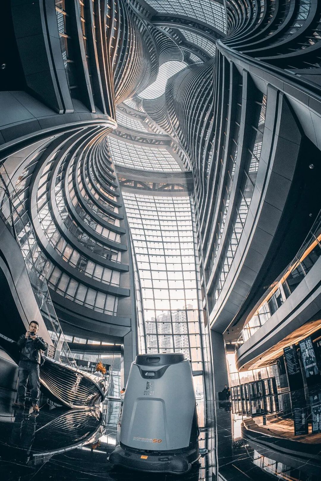 铭匠11mm f2.8试镜报告:当建筑化作漩涡,人像坠入梦境