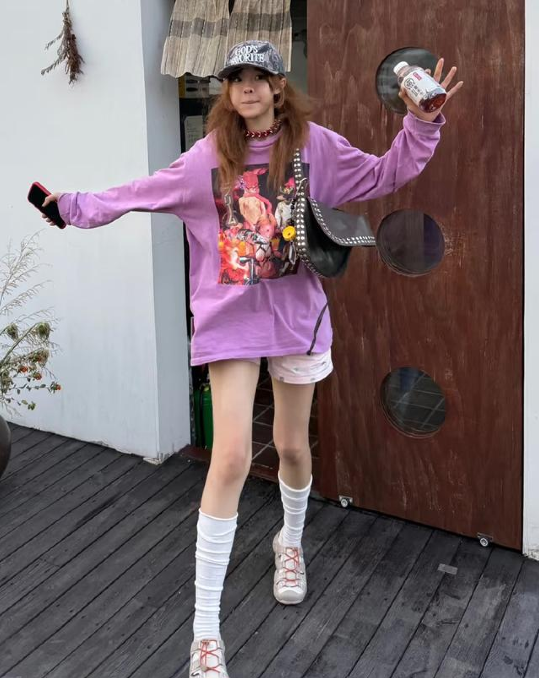 被上海街拍女生惊艳!没人穿洞洞鞋、勃肯鞋,满街都是“溯溪鞋”