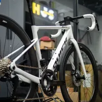 第一视角装车解说：QUICK ZEIT PRO 整车大体配置如下：
车架：QUICK ZEIT PRO 430 皓月白雪
车把：CANWIN ZEPHYR SL 380-70
套件：禧玛诺105 7170 大套
轮组：VOSO LITE BASIC 50
外胎：玛吉斯Highroad SL 28C
整车裸重约：7.335KG
#黄技师单车工作室 #自行车 #骑行 #公路车 #公路车组装