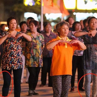 广场舞中清一色的“棒棒裤”,带偏多少中国大妈?显腿粗还很土气