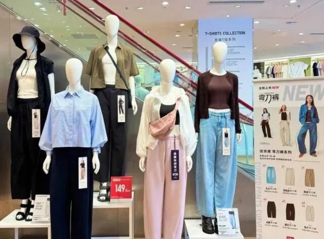遭年轻人哄抢的“弯刀裤”,到底带偏了多少中国男女审美?