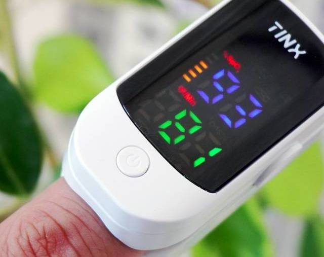 操作简单、大屏显示、防尘防水，町石指夹式脉搏血氧仪方便实用