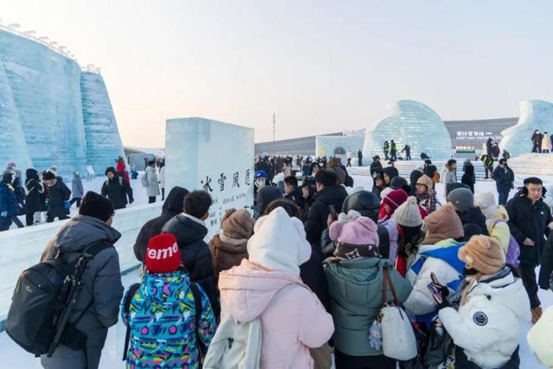 8亿造冰雪王国，只开2月！越“亏”越要办？哈尔滨27年顶级阳谋