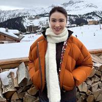 “黎姿”在国外度假带火了冬天新穿搭：羽绒服+皮裤，高级又洋气