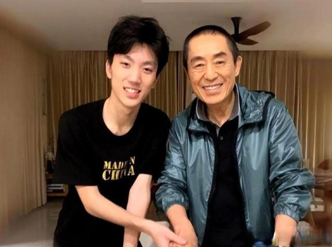 张艺谋可能也没想到,才24岁的儿子,如今已经开始为他争光了!