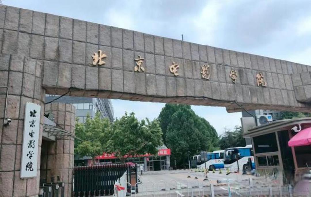 张艺谋可能也没想到,才24岁的儿子,如今已经开始为他争光了!