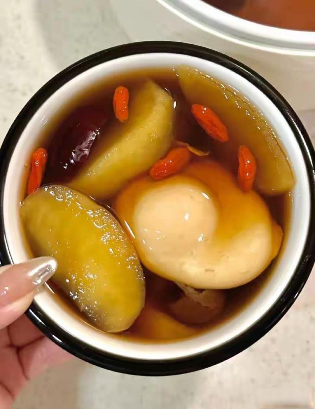 冬天苹果煮熟吃，健脾安神补气血，这3碗神仙水比药还管用