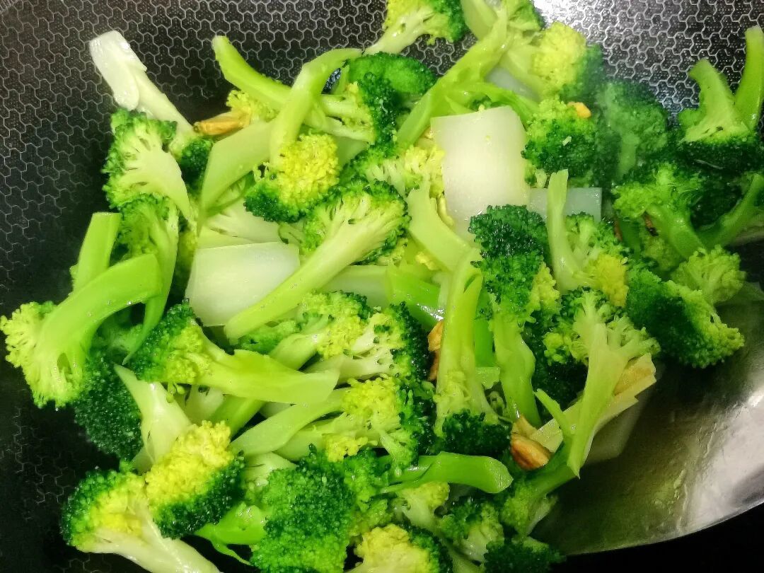 母女食光|10块钱的西兰花，两种家常做法：蒜蓉炒的脆嫩爽口，凉拌开胃解腻，老人小孩儿抢着吃