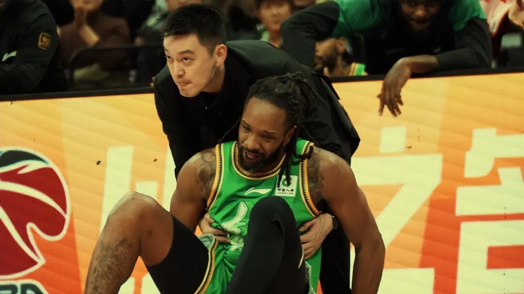 亨特首秀9+4，辽篮30分之差不敌广东宏远主要输在外援手里！好在张陈治锋狂轰17+6+2+1+1证明自己，杨鸣赢在未来