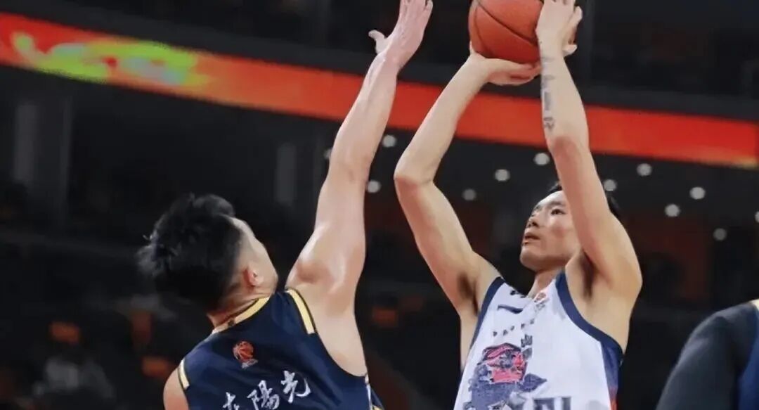 国家队后卫6中0,0分,徐杰22+8+5末节接管比赛，广东六连胜