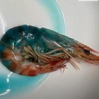盒马斑节虾煮出蓝色液体，客服称不影响食用，这“虾血”能吃吗？