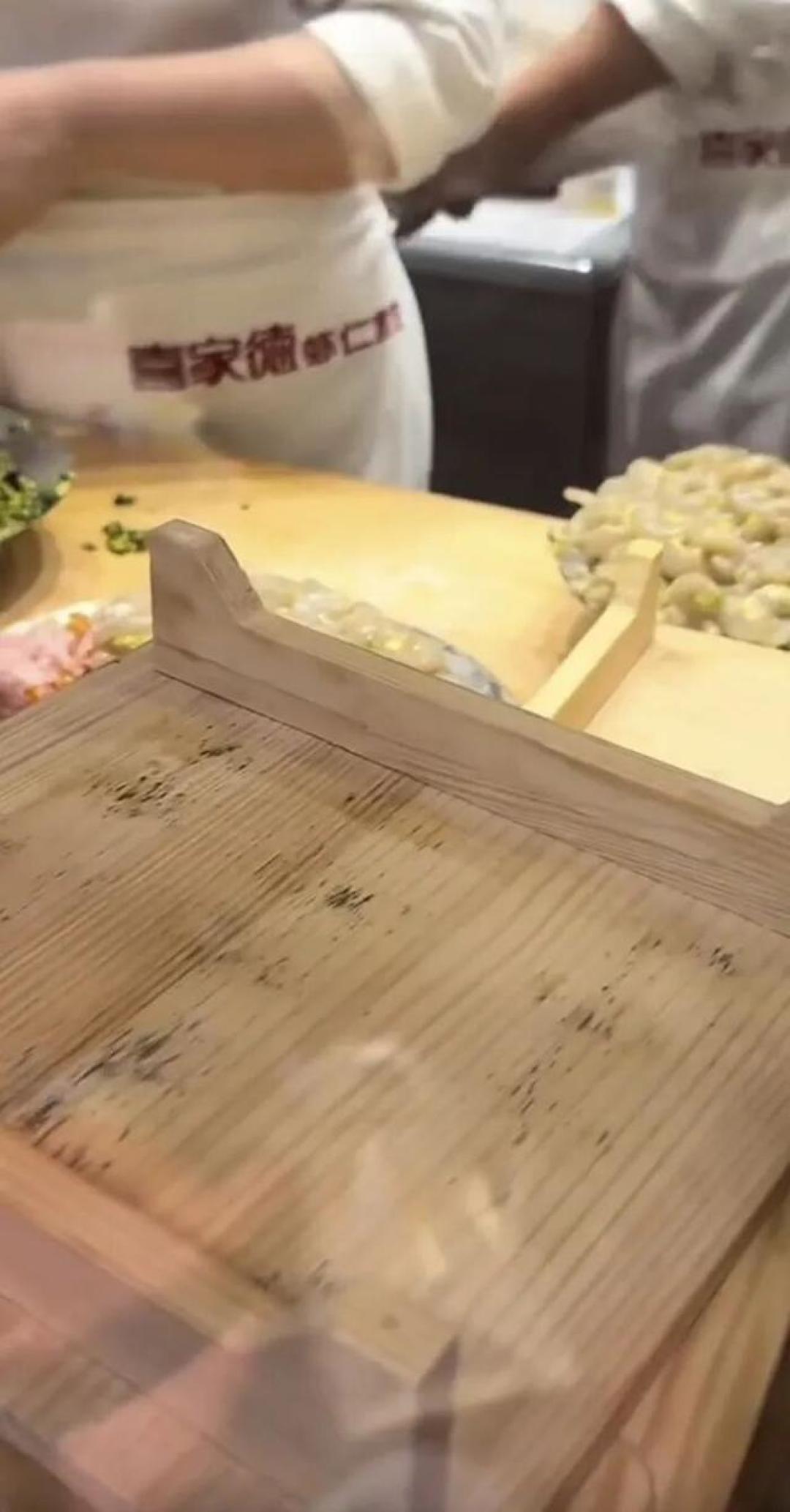 喜家德后厨曝光:新包的水饺竟直接放在发霉托盘上