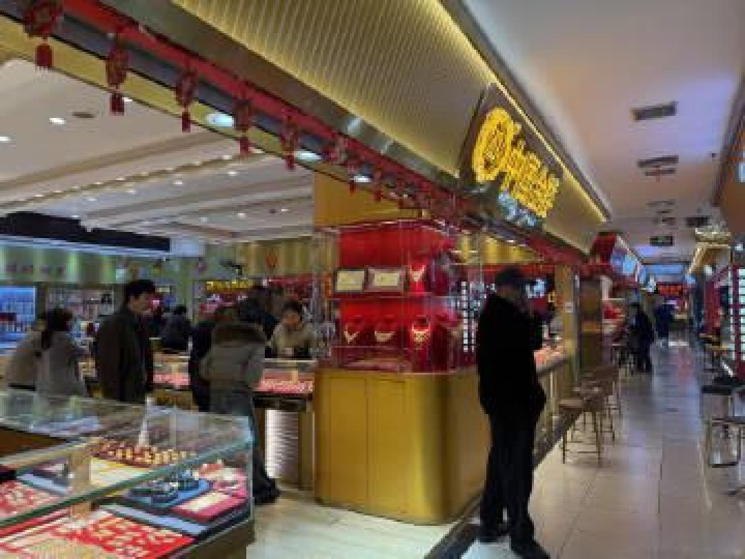金价突发跳水，金饰克价一夜跌超10元，现在能买吗？