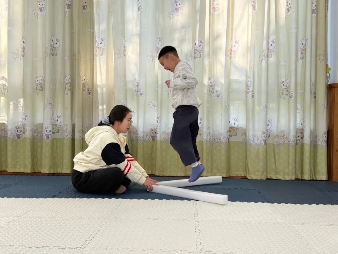 亲子游戏:趣玩海绵棒 --越溪实验幼儿园快乐运动亲子系列游戏(二十四)