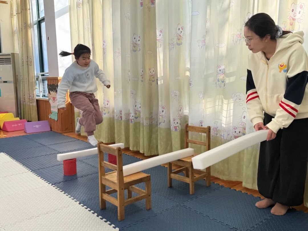 亲子游戏:趣玩海绵棒 --越溪实验幼儿园快乐运动亲子系列游戏(二十四)