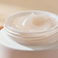 国货修护面霜真能替代国际大牌？敏感肌实测对比与分场景选购指南