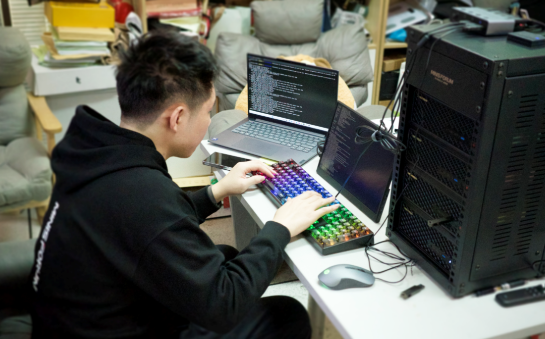 破解空间能耗限制，铭凡 MS-S1 MAX 重塑高校 AI 研究新范式
