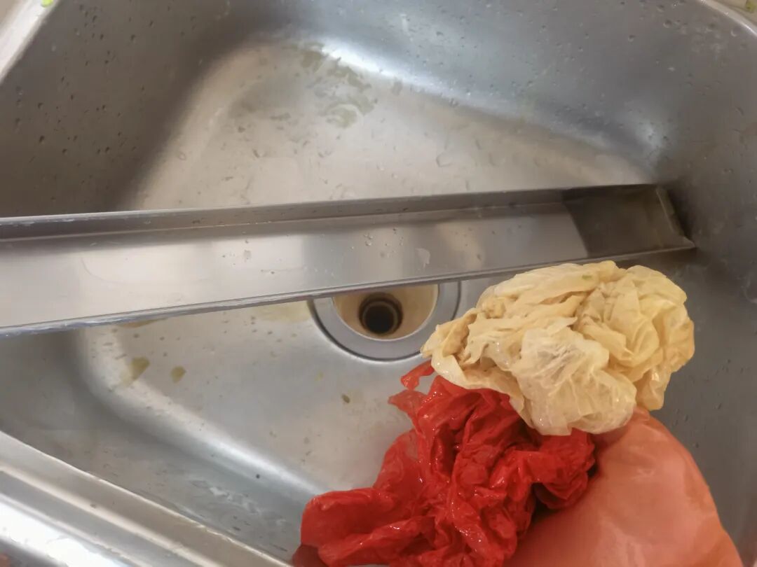 我是用塑料袋来清洗油烟机的,去污很管用,干净又方便,还能帮我省钱省力!