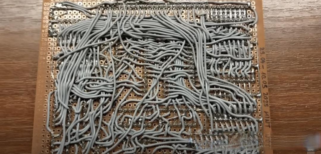 真手搓CPU!硬核开发者 3 个月手工焊接、敲 1800 行汇编代码,竟让自制芯片连屏幕放《黑客帝国》