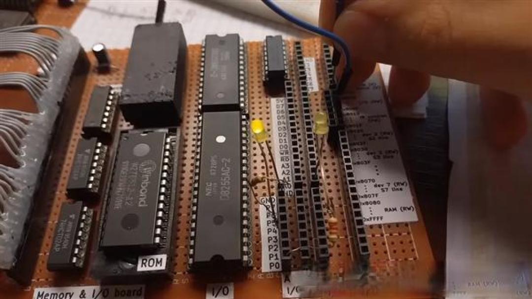 真手搓CPU!硬核开发者 3 个月手工焊接、敲 1800 行汇编代码,竟让自制芯片连屏幕放《黑客帝国》