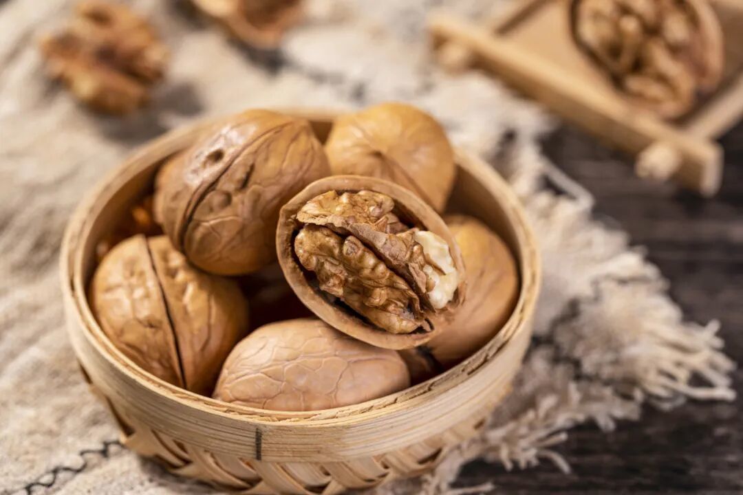 别只靠甜食减压!科学补充这4类营养素,帮你吃出“好情绪”