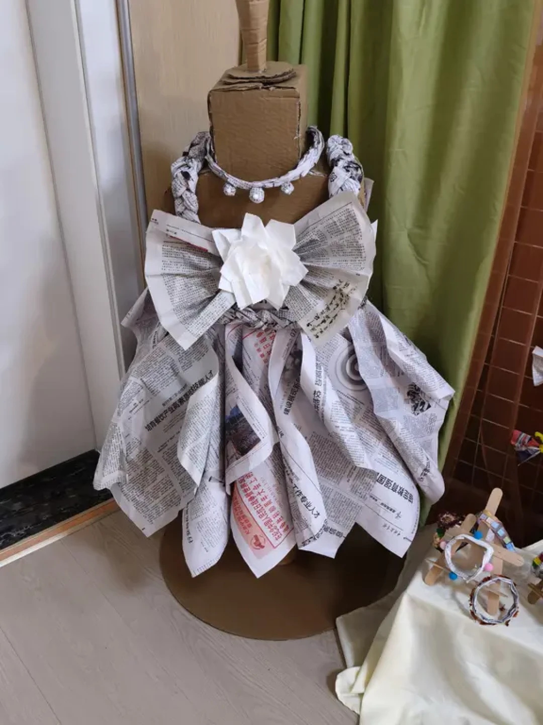 幼儿园老师“卷”环创:我用废旧报纸做裙子