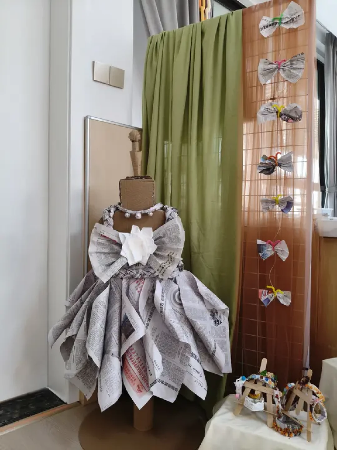 幼儿园老师“卷”环创:我用废旧报纸做裙子