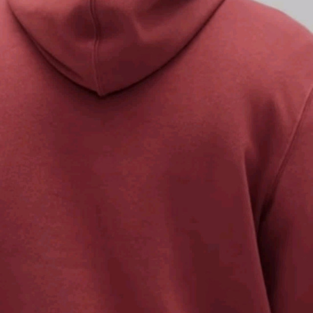 暗红色抓绒连帽衫，潮范十足！