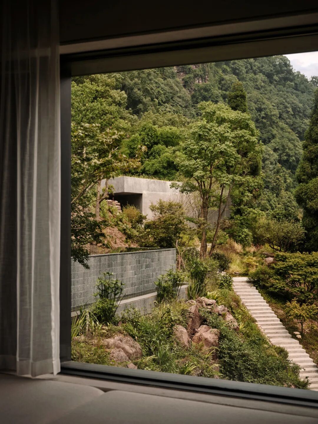 峨眉山腰,桢楠树下,七户老屋长成一座避世山居