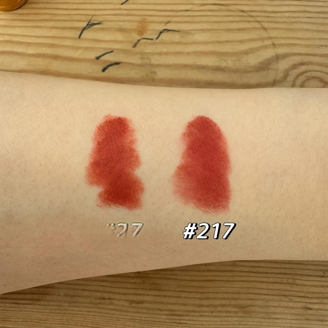 Gucci倾色绒雾口红208 VS 217