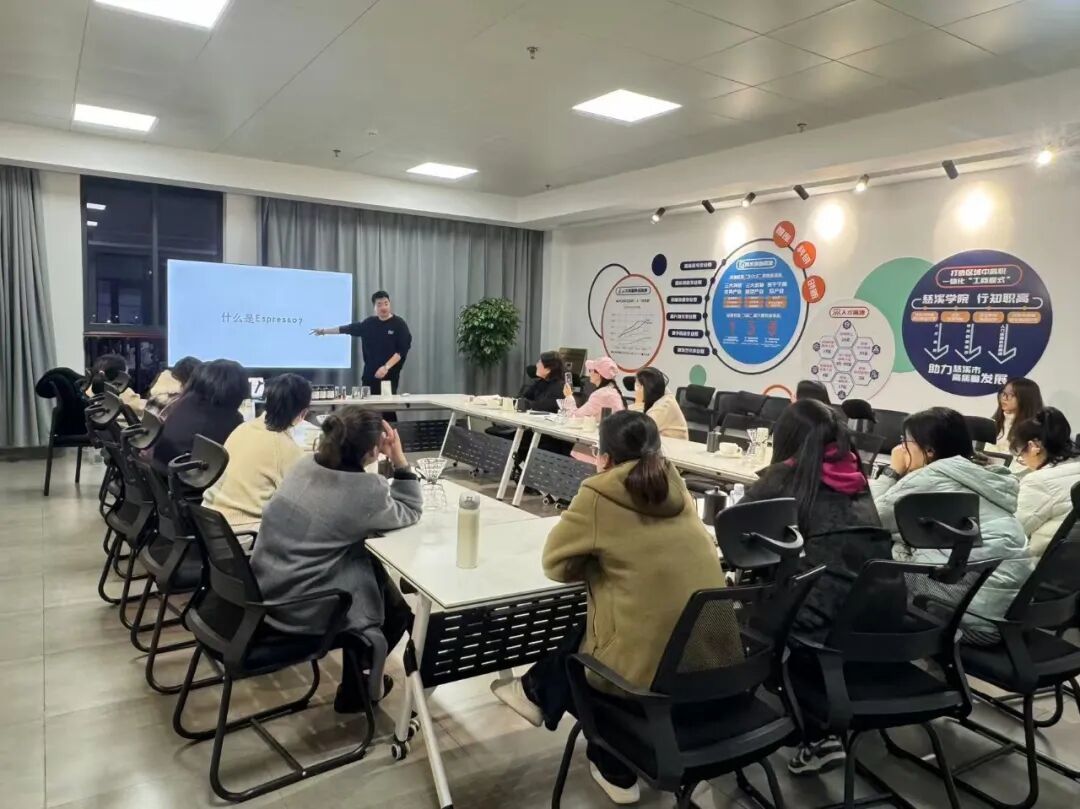 慈溪市民零基础学做咖啡，点燃冬日生活美学
