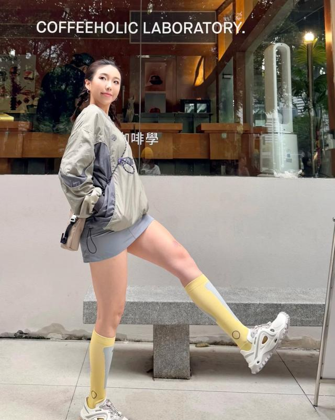 被上海街拍女生惊艳!没人穿洞洞鞋、勃肯鞋,满街都是“溯溪鞋”