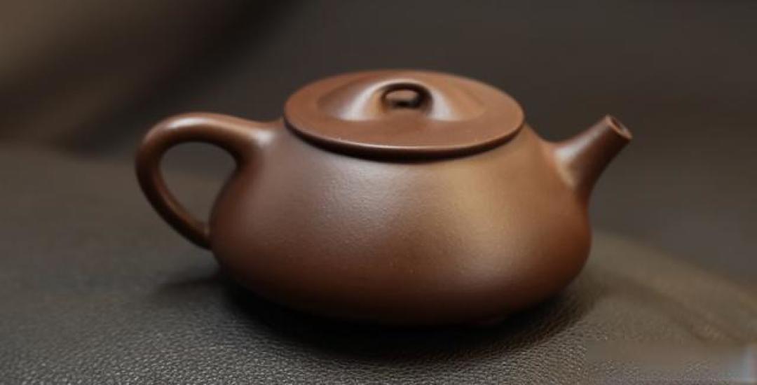 紫砂壶嘴把与壶身质感不同?揭秘背后工艺玄机,别再被商家忽悠!
